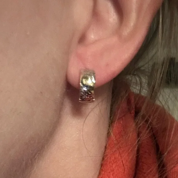 10K SOLID Yellow Gold Two-Tone Diamond-Cut Huggie Earrings Hoops Hoops 10kt - Picture 2 of 7